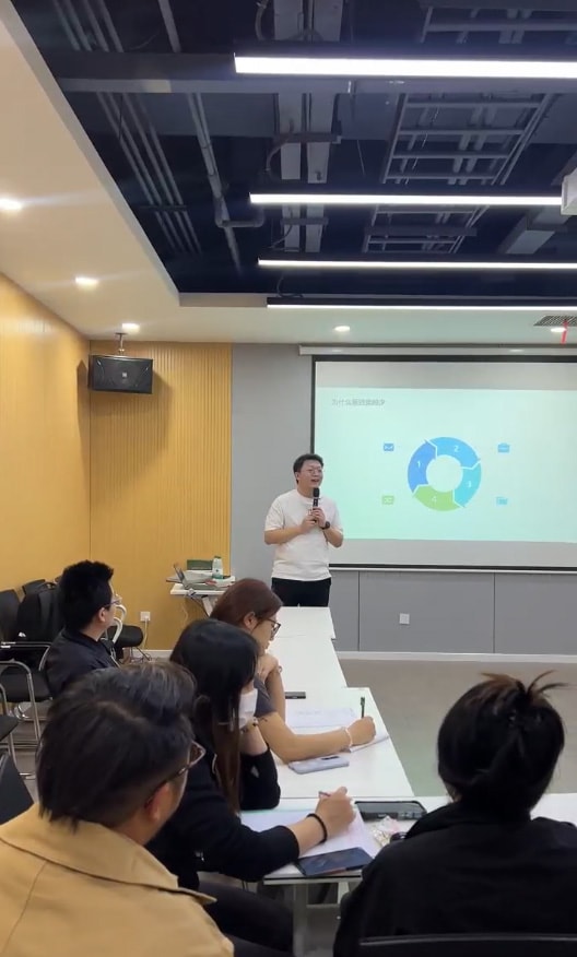 客户招商手册中的销售实战培训现场